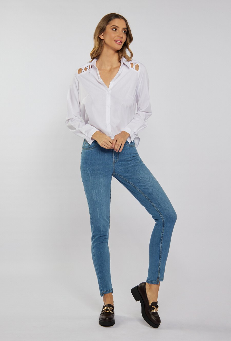 Koszula z ozdobnym wycięciem