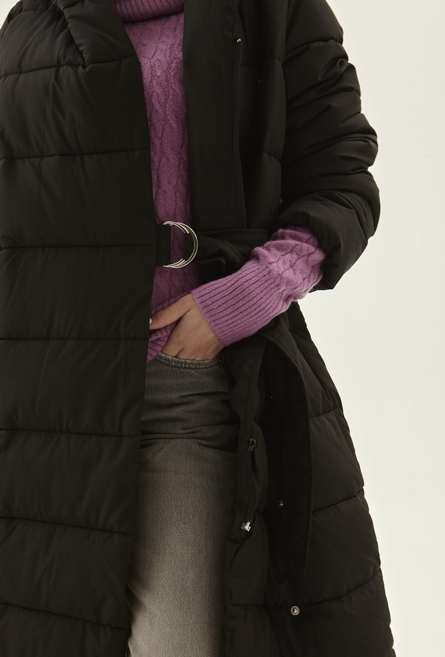 Długa kurtka z ozdobnym paskiem