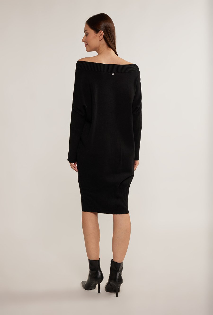 Swetrowa sukienka z dżetowym wzorem