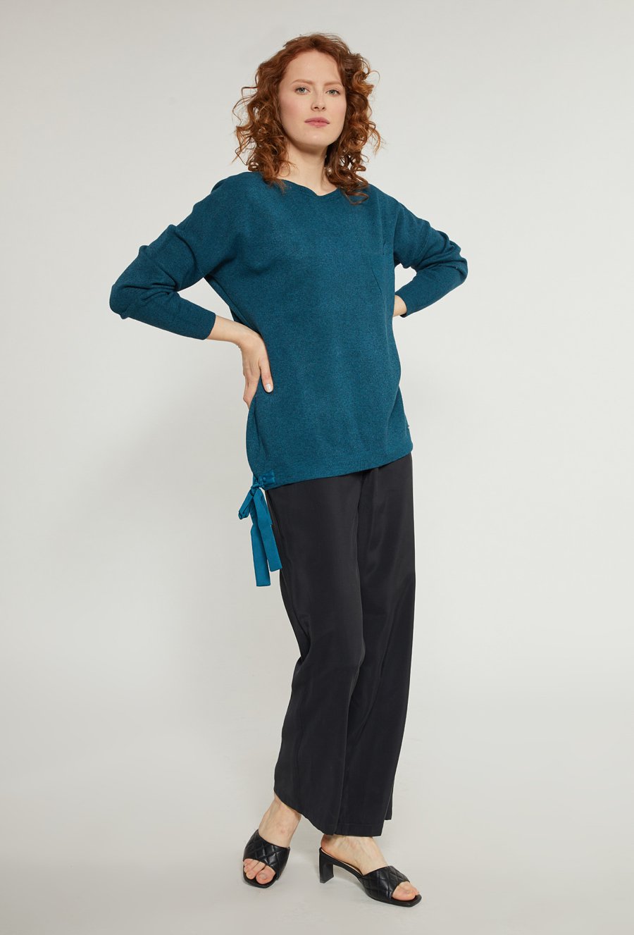 Sweter damski z ozdobnym wiązaniem