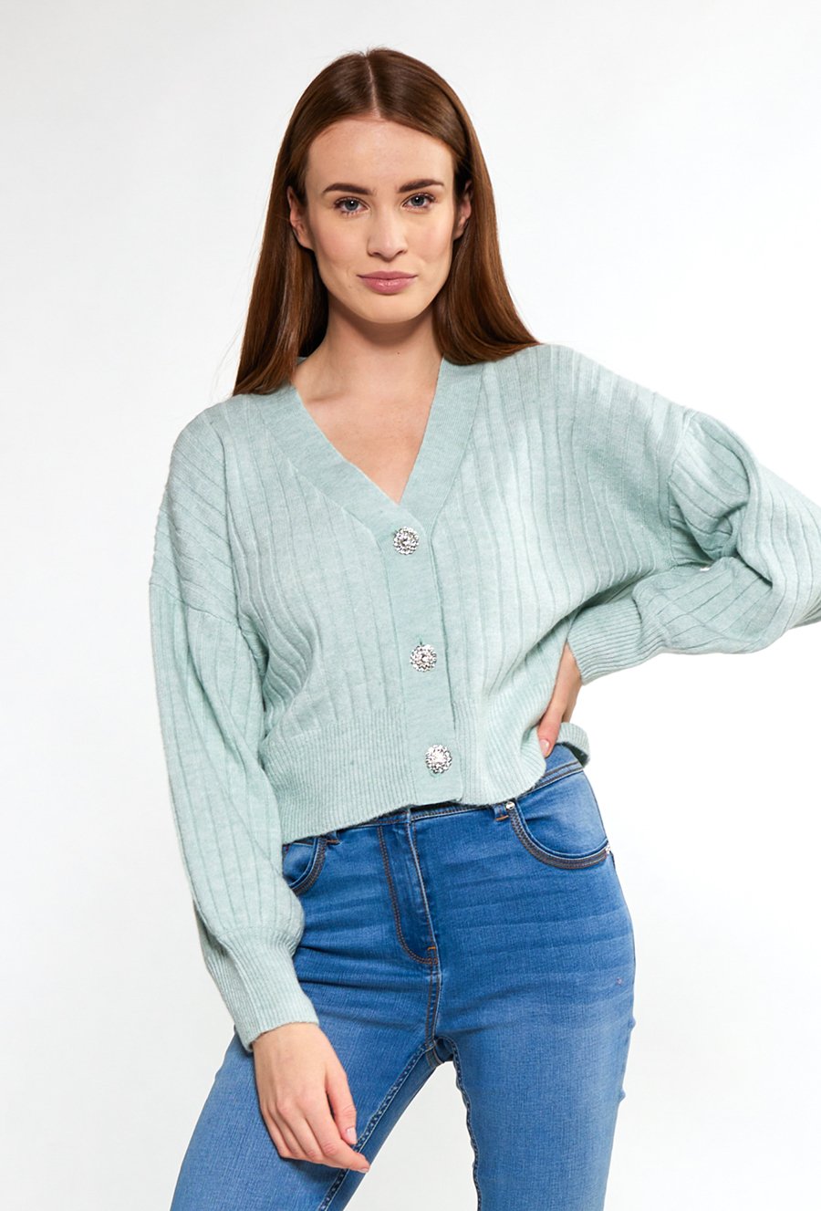 Sweter z biżuteryjnym zapięciem