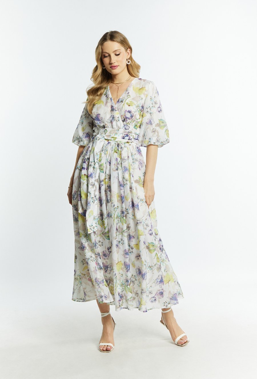 Sukienka w kwiatowy wz&oacute;r z bufiastymi rękawami