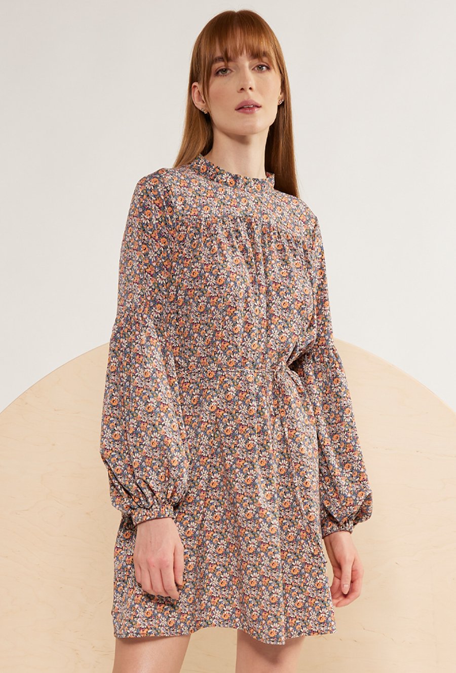 Romantyczna sukienka mini z wiązaniem w talii