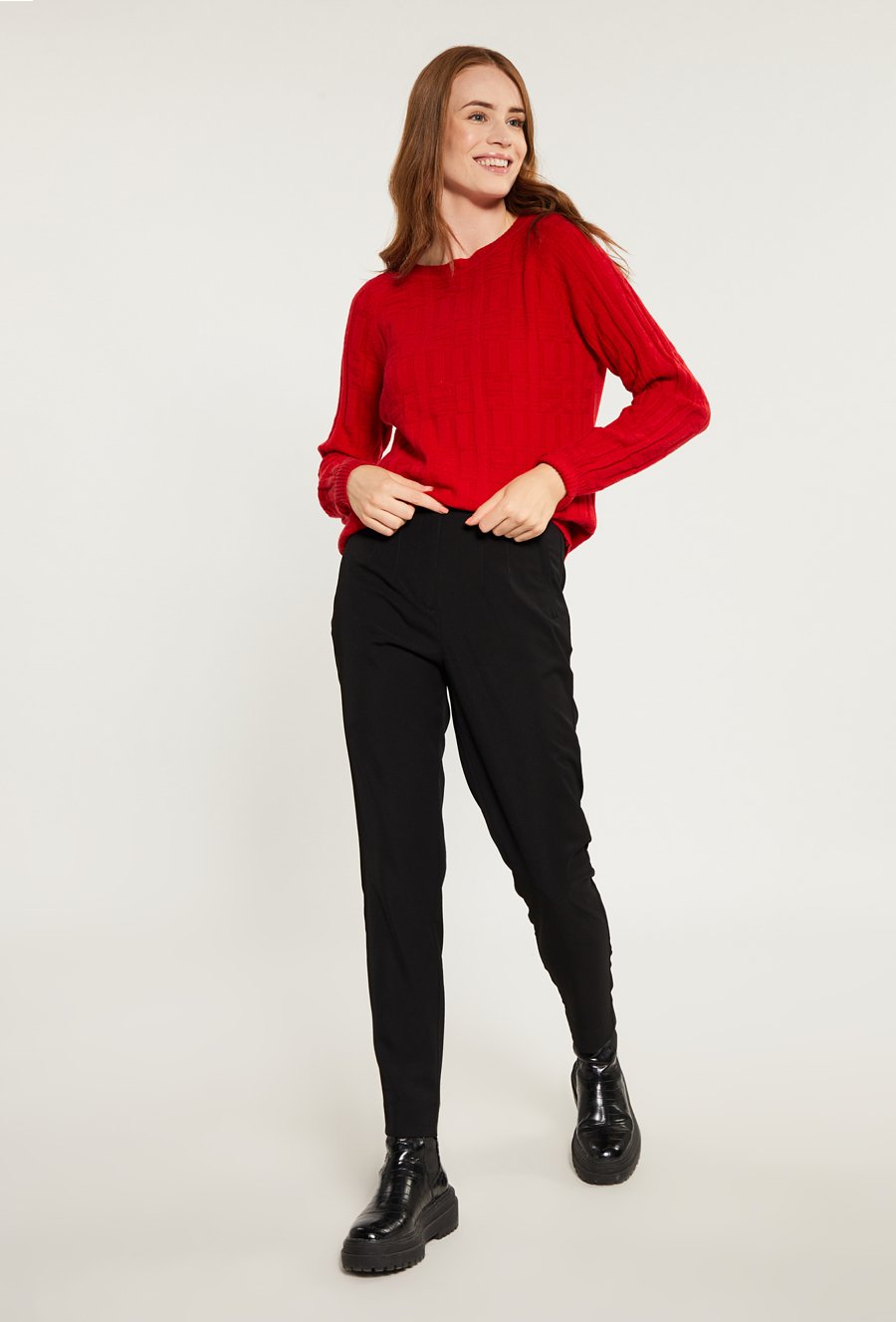 Sweter damski w pleciony wz&oacute;r