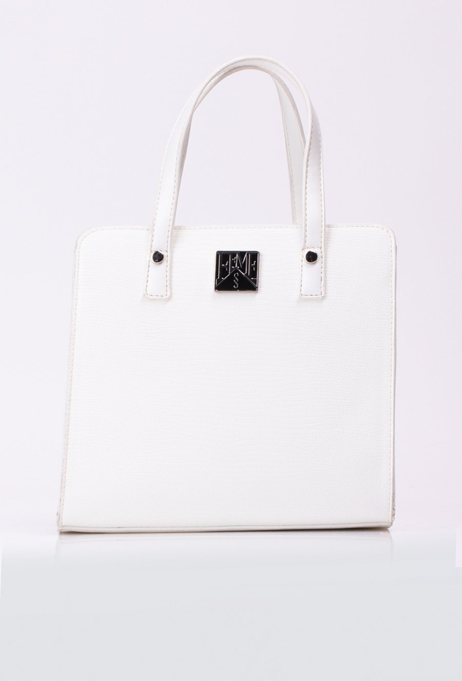 Mały kuferek z delikatnym wzorem