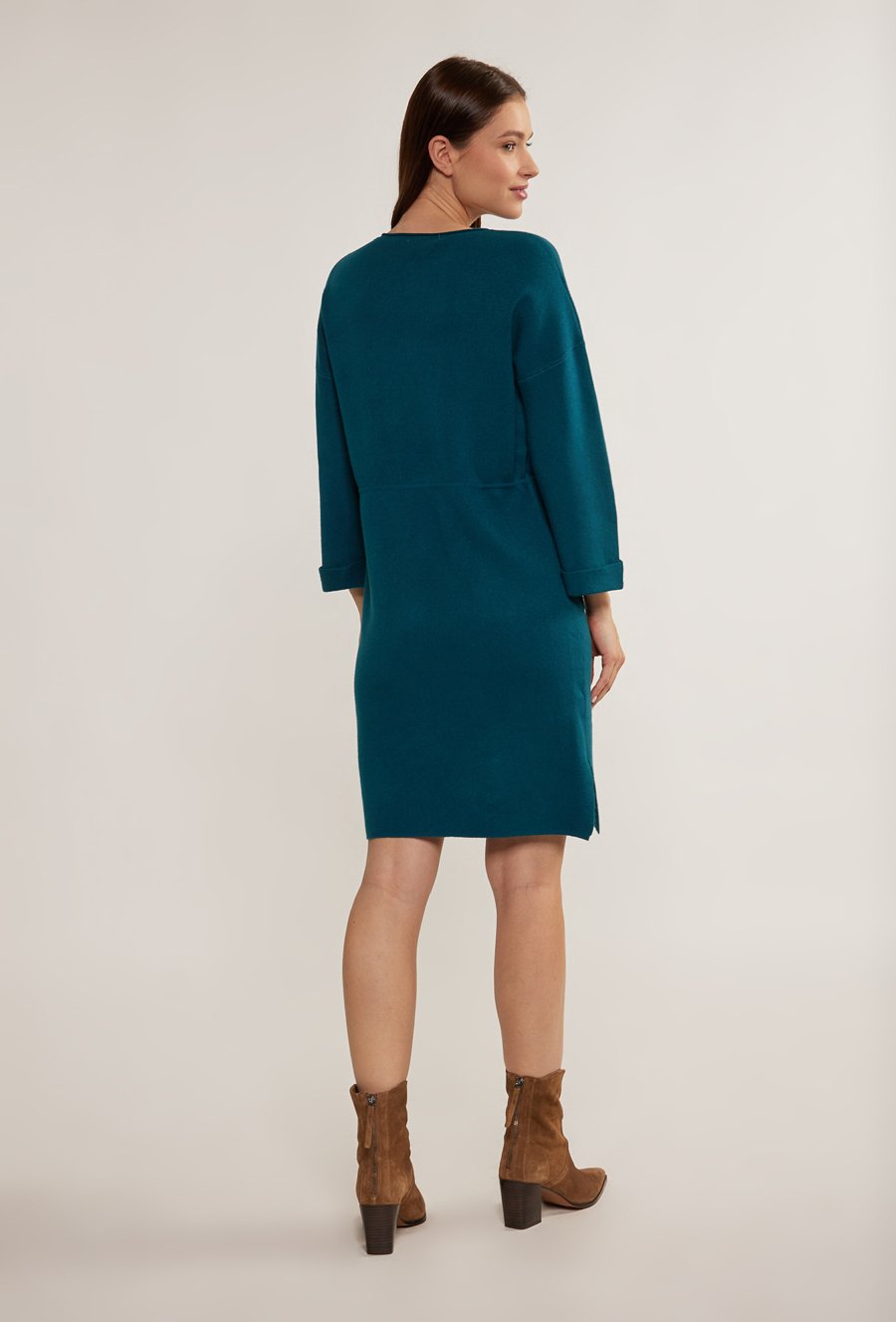 Swetrowa sukienka ze ściągaczem w talii