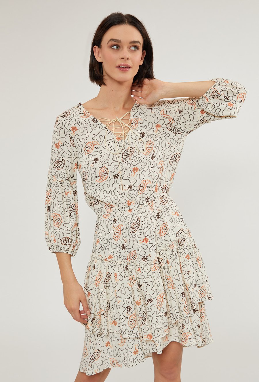 Wzorzysta sukienka damska z falbaną