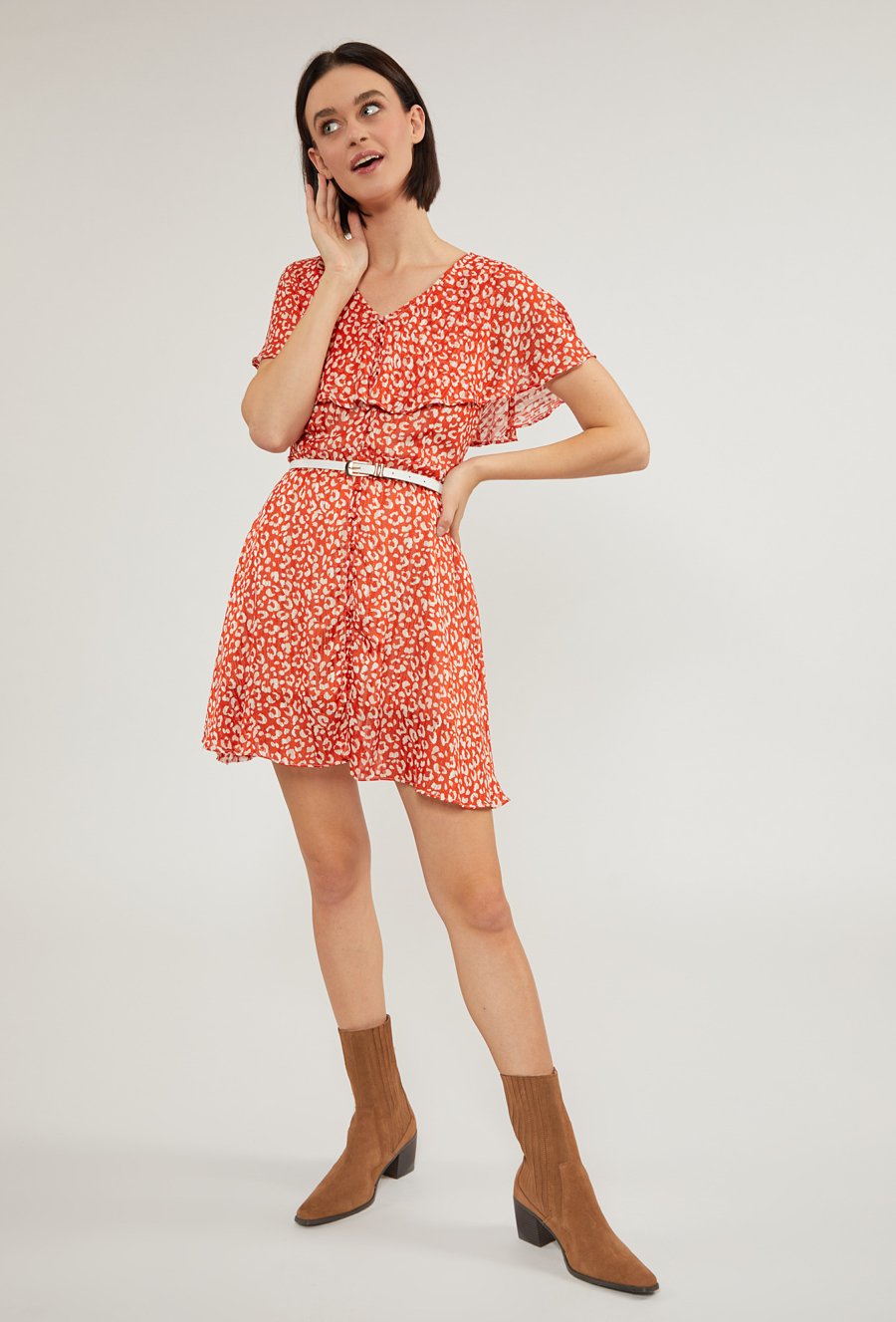 Wzorzysta sukienka z paskiem