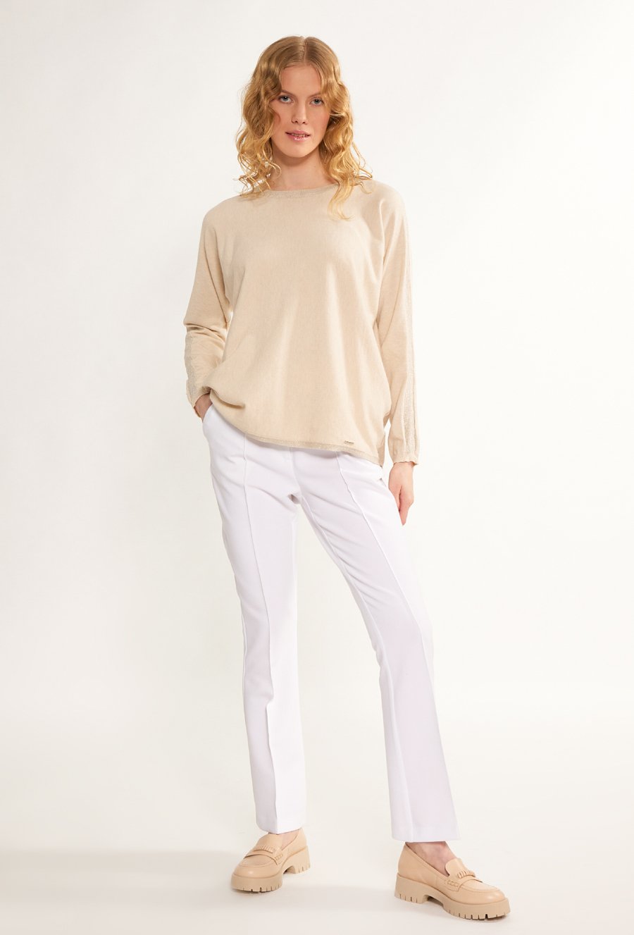 Sweter damski z połyskującą nicią