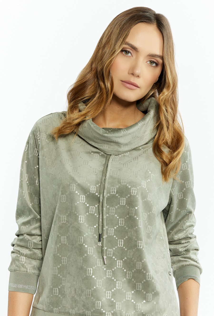 Bluza damska z obszernym golfem