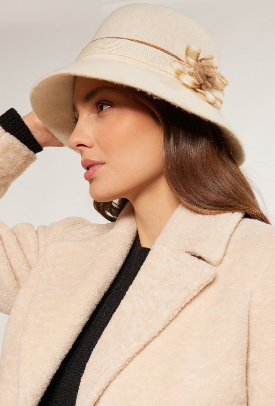 Wełniany kapelusz z aplikacją