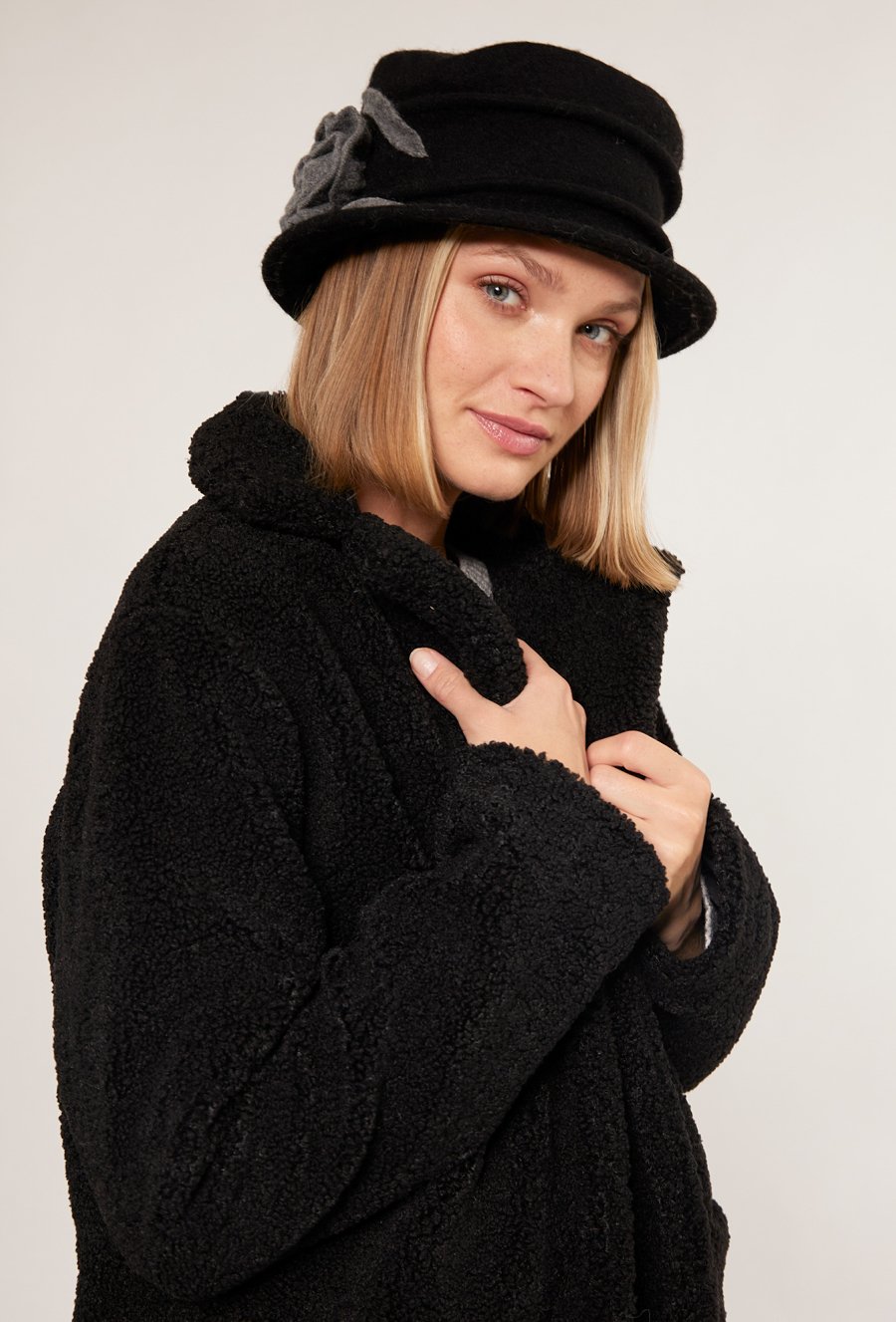 Wełniany kapelusz z aplikacją