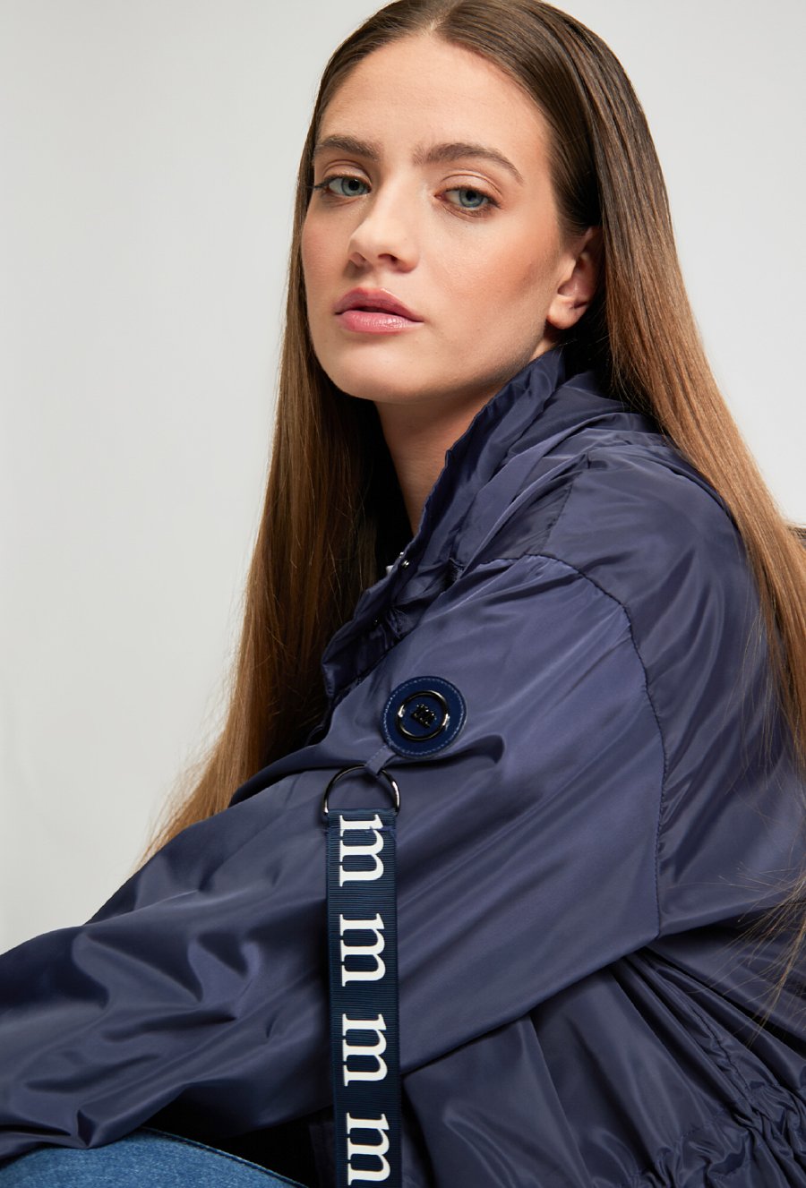 Klasyczny płaszcz damski typu parka