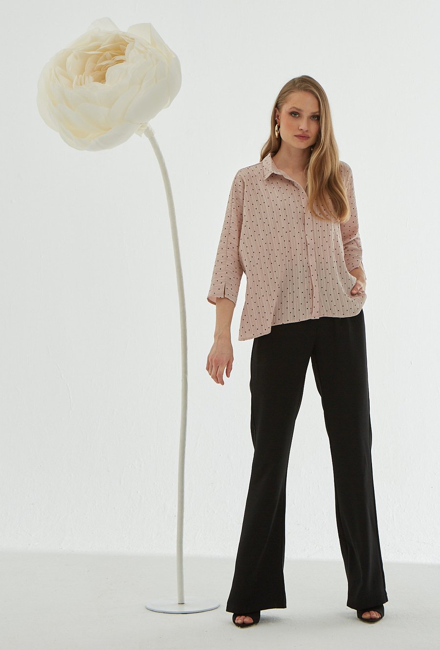 Koszula w kropeczki w kolorze pudrowego r&oacute;żu