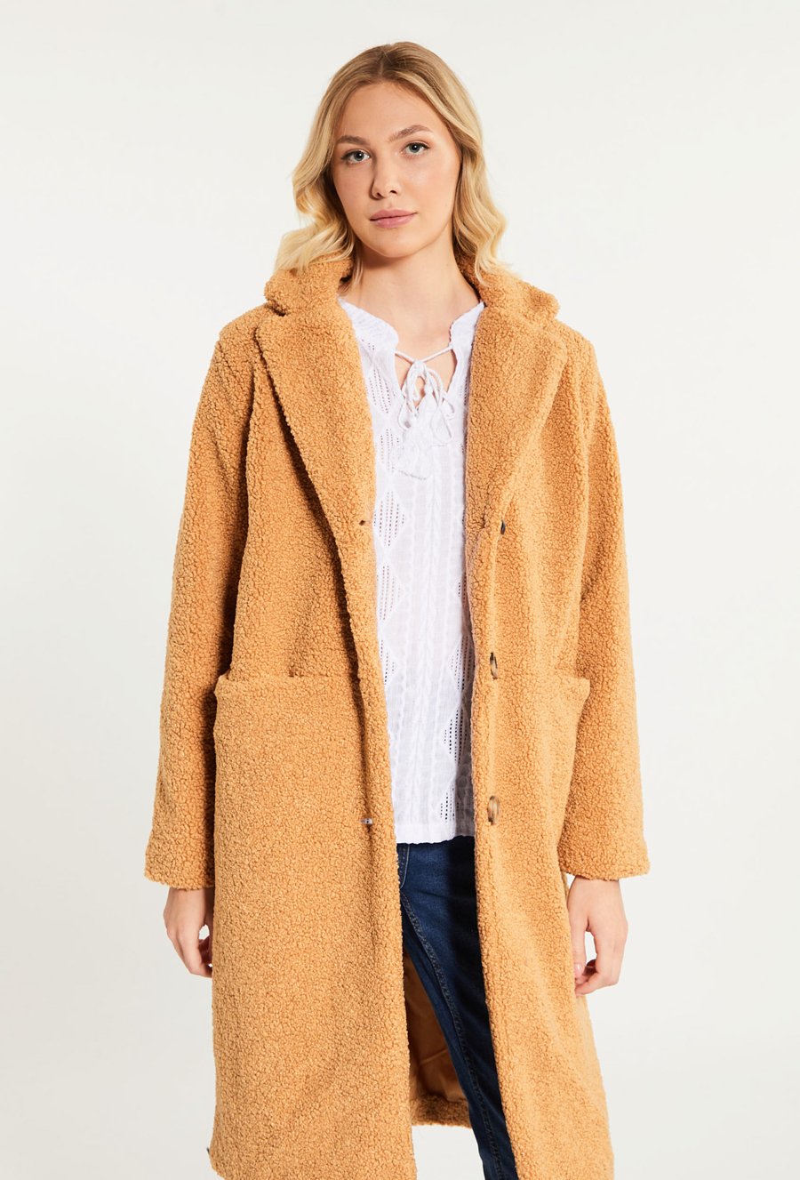 Płaszcz z pluszowego materiału