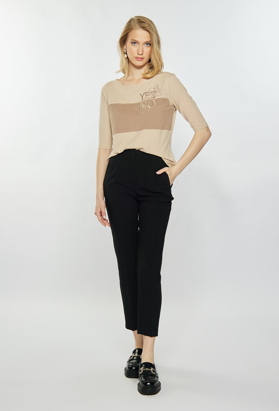 T-shirt z ozdobnym haftem