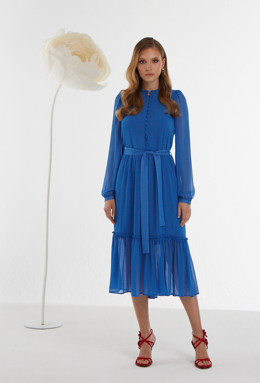 Zwiewna niebieska sukienka