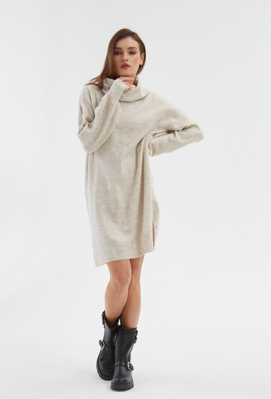 Swetrowa sukienka z golfem