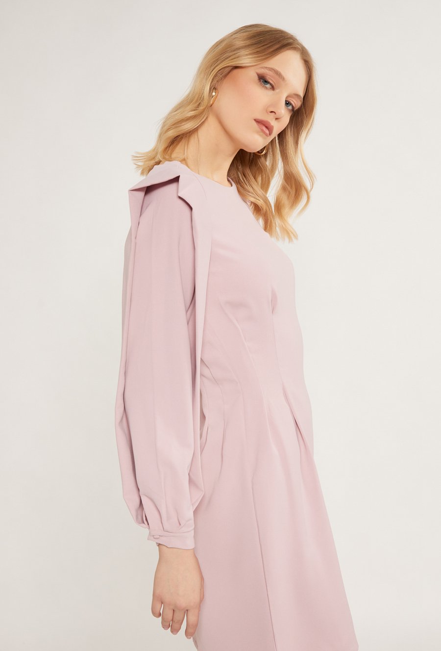 Elegancka sukienka z ciekawą aplikacją