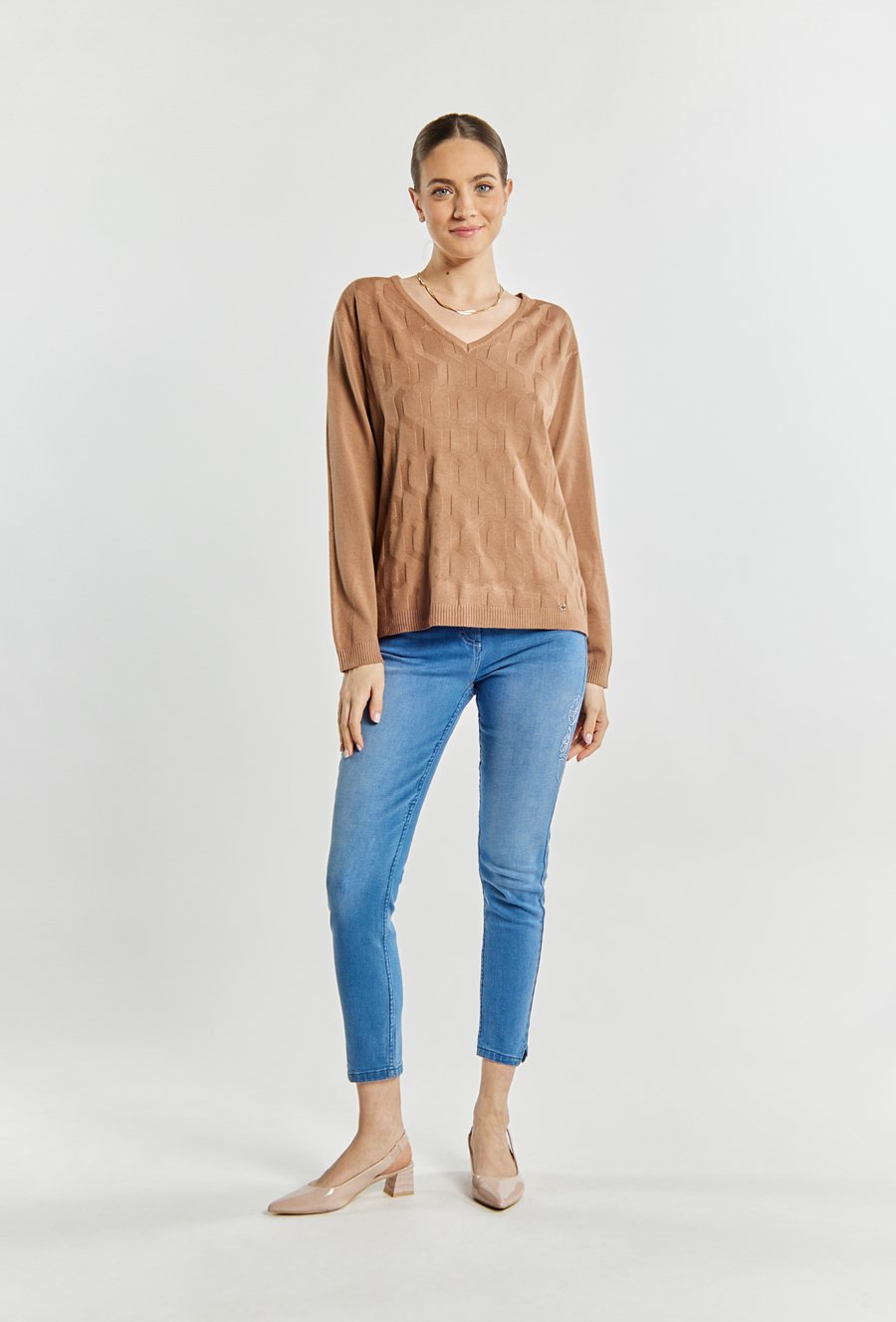 Sweter damski z delikatnym wzorem