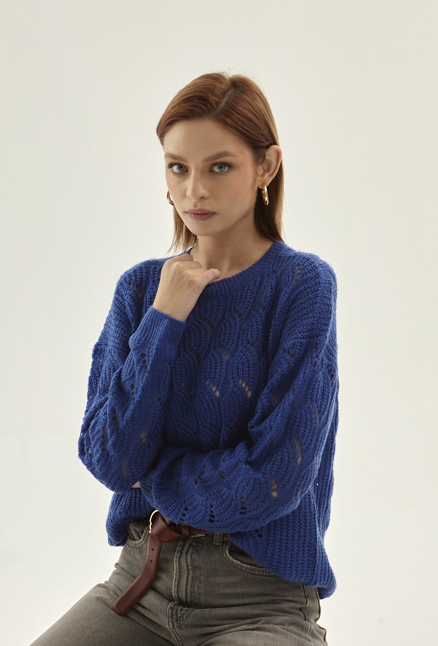 Ażurowy sweter w odcieniu kobaltu