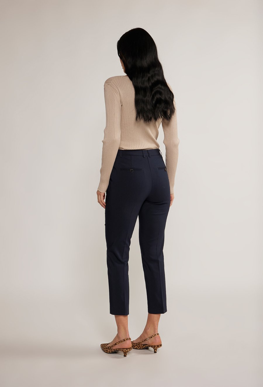 Materiałowe spodnie ze zwężanymi nogawkami