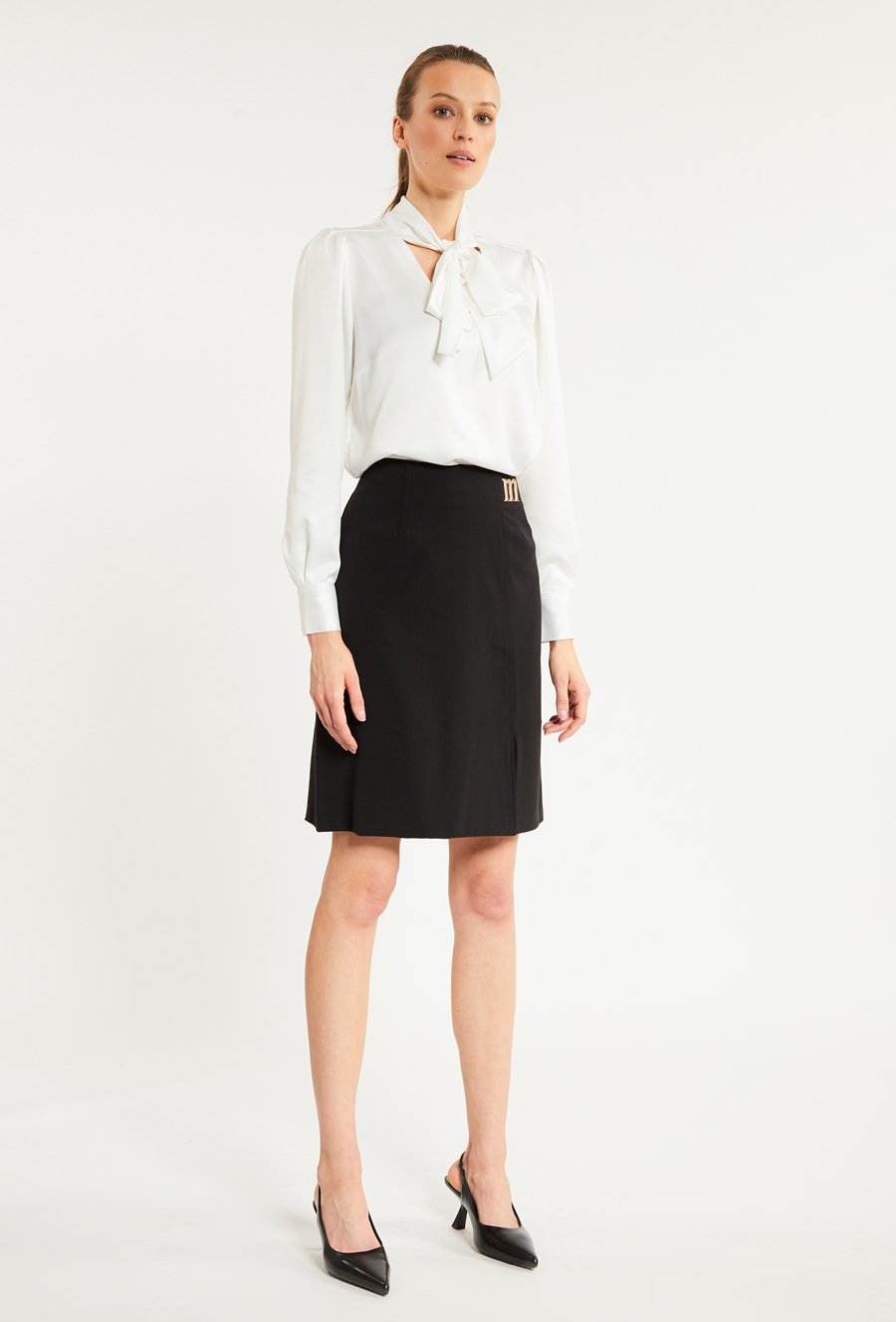 Klasyczna sp&oacute;dnica damska z rozcięciem