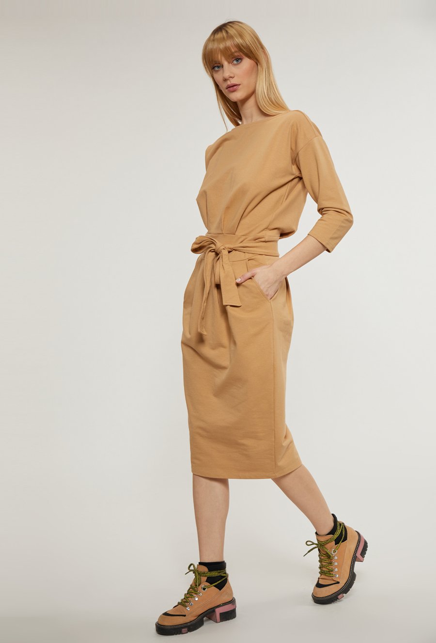 Bawełniana sukienka wiązana w talii