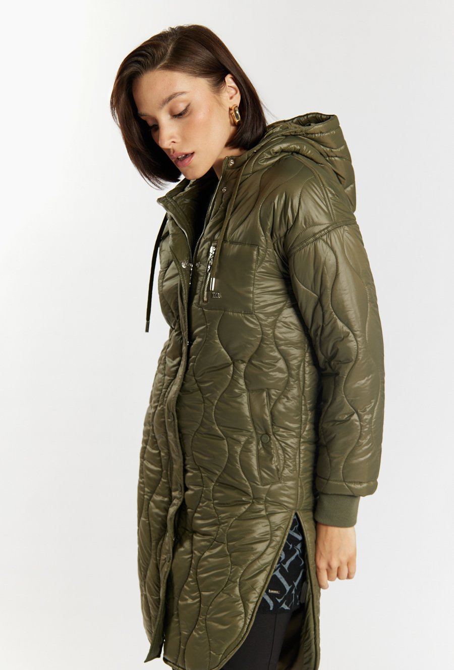 Pikowany płaszcz z kapturem