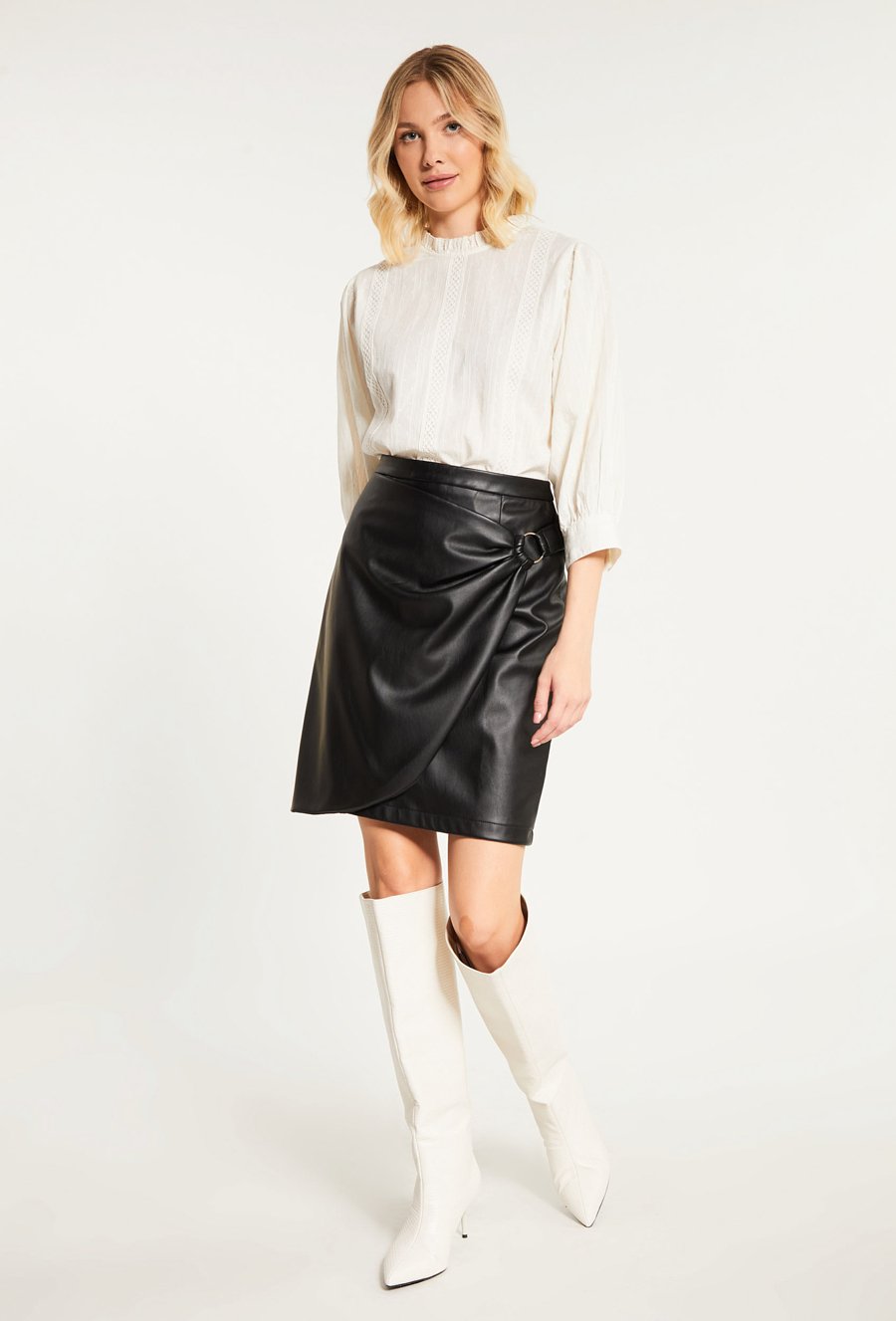 Sp&oacute;dnica mini z imitacji sk&oacute;ry