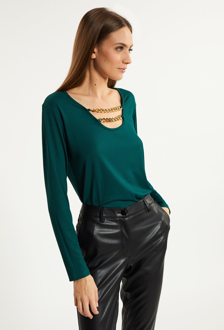 Bluzka z biżuteryjną aplikacją przy dekolcie