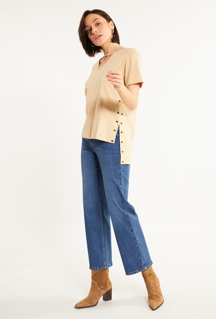 Asymetryczny t-shirt z aplikacją