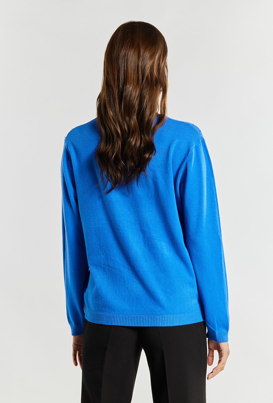 Sweter damski z delikatnym zdobieniem