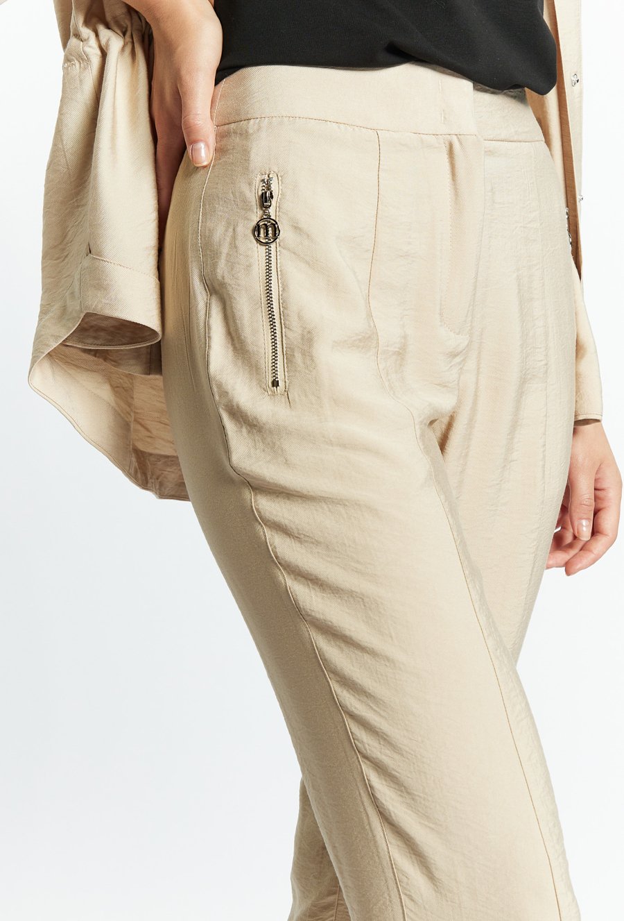 Materiałowe spodnie ze ściągaczem