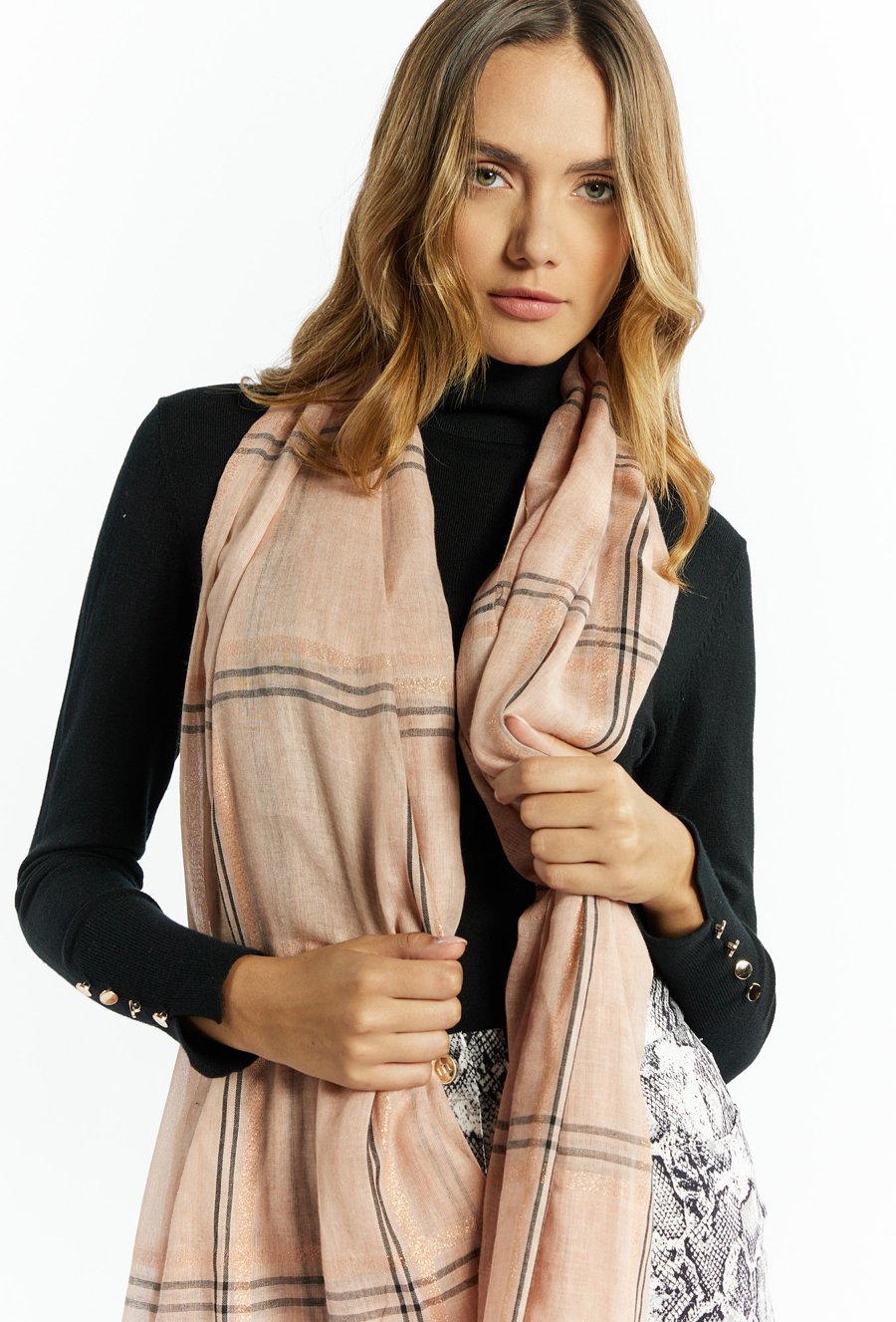 Szal damski z połyskującym paskiem