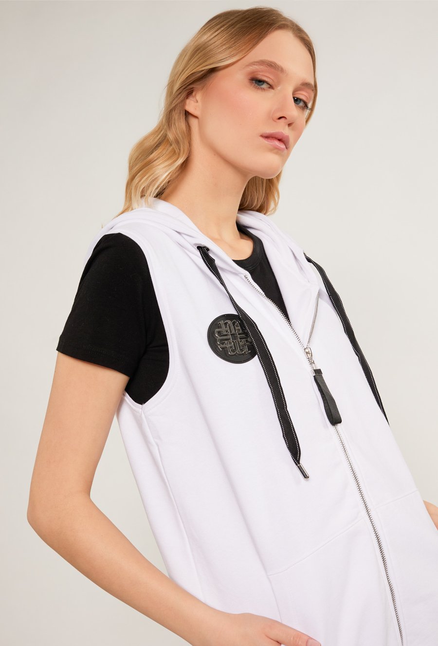 Bezrękawnik z kapturem