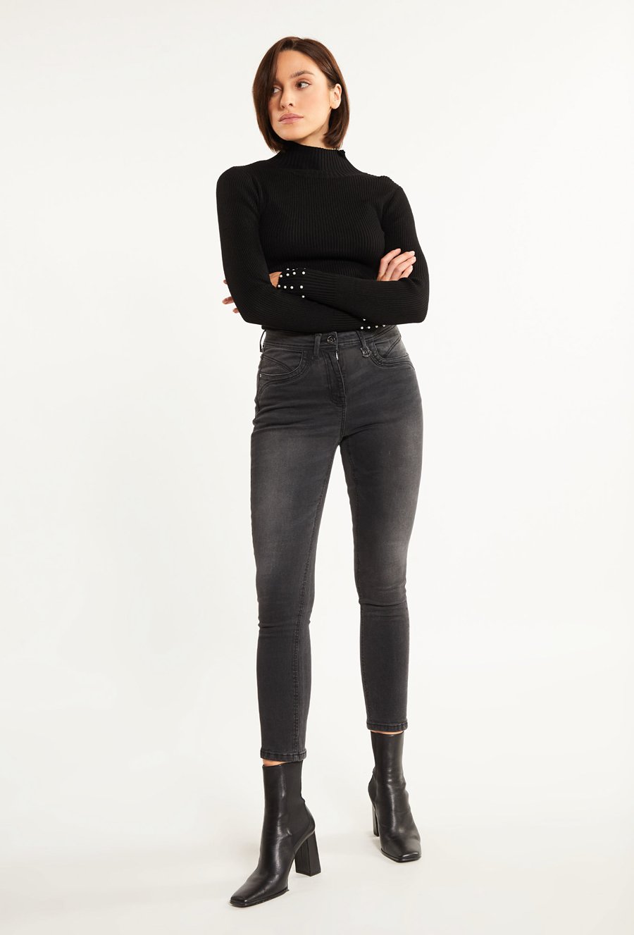 Dopasowany golf z ozdobnymi rękawami