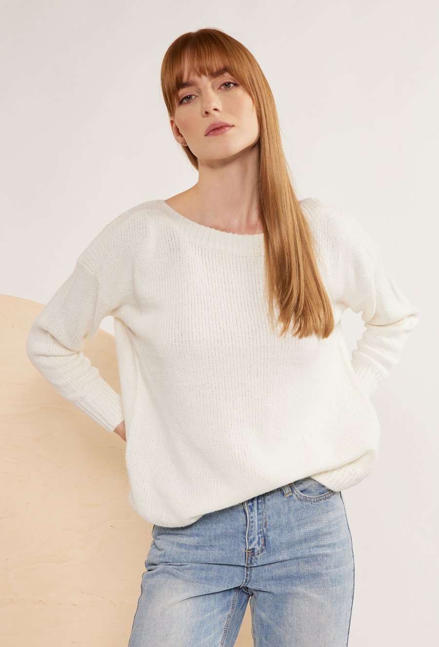 Biały sweter o luźnym kroju