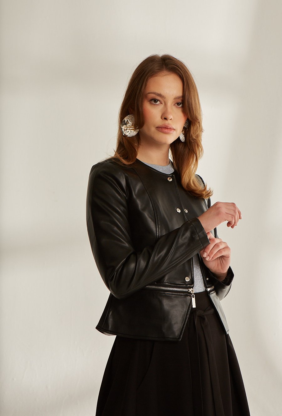 Elegancka kurtka z imitacji sk&oacute;ry