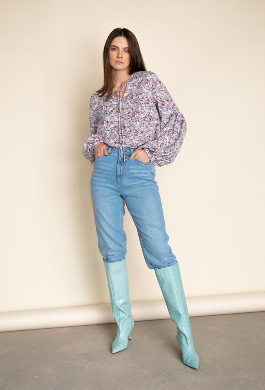 Bluzka w kwiaty z szerokim rękawem