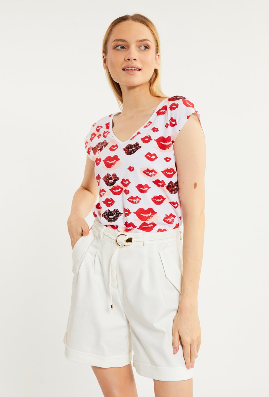 T-shirt damski z ozdobnymi cekinami i nadrukiem