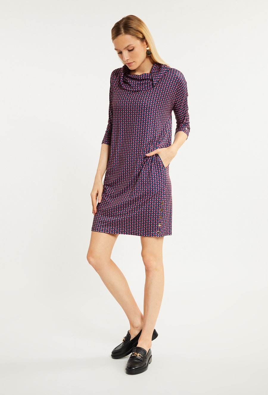 Wzorzysta sukienka damska z golfem
