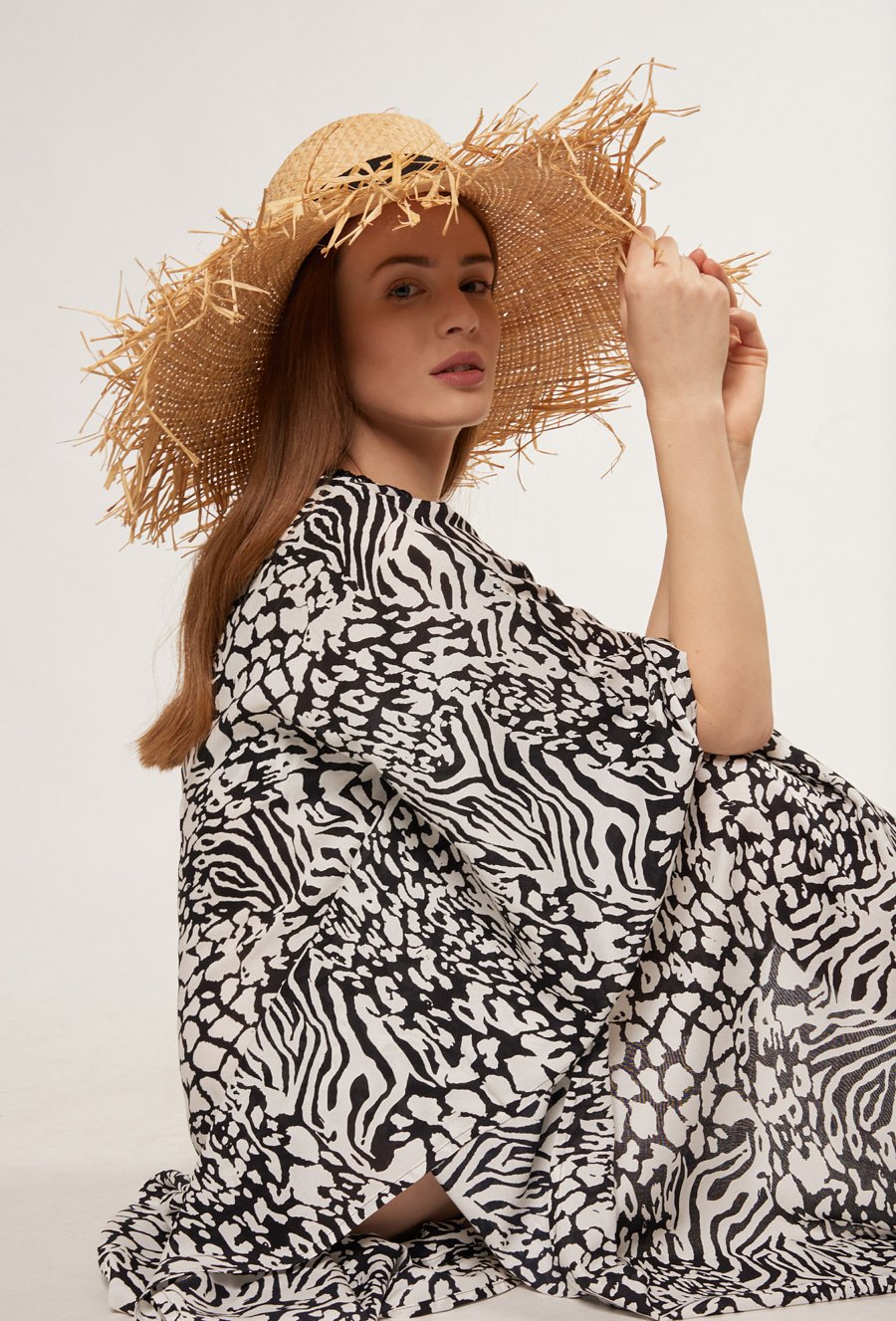 Słomkowy kapelusz z ozdobną wstążką