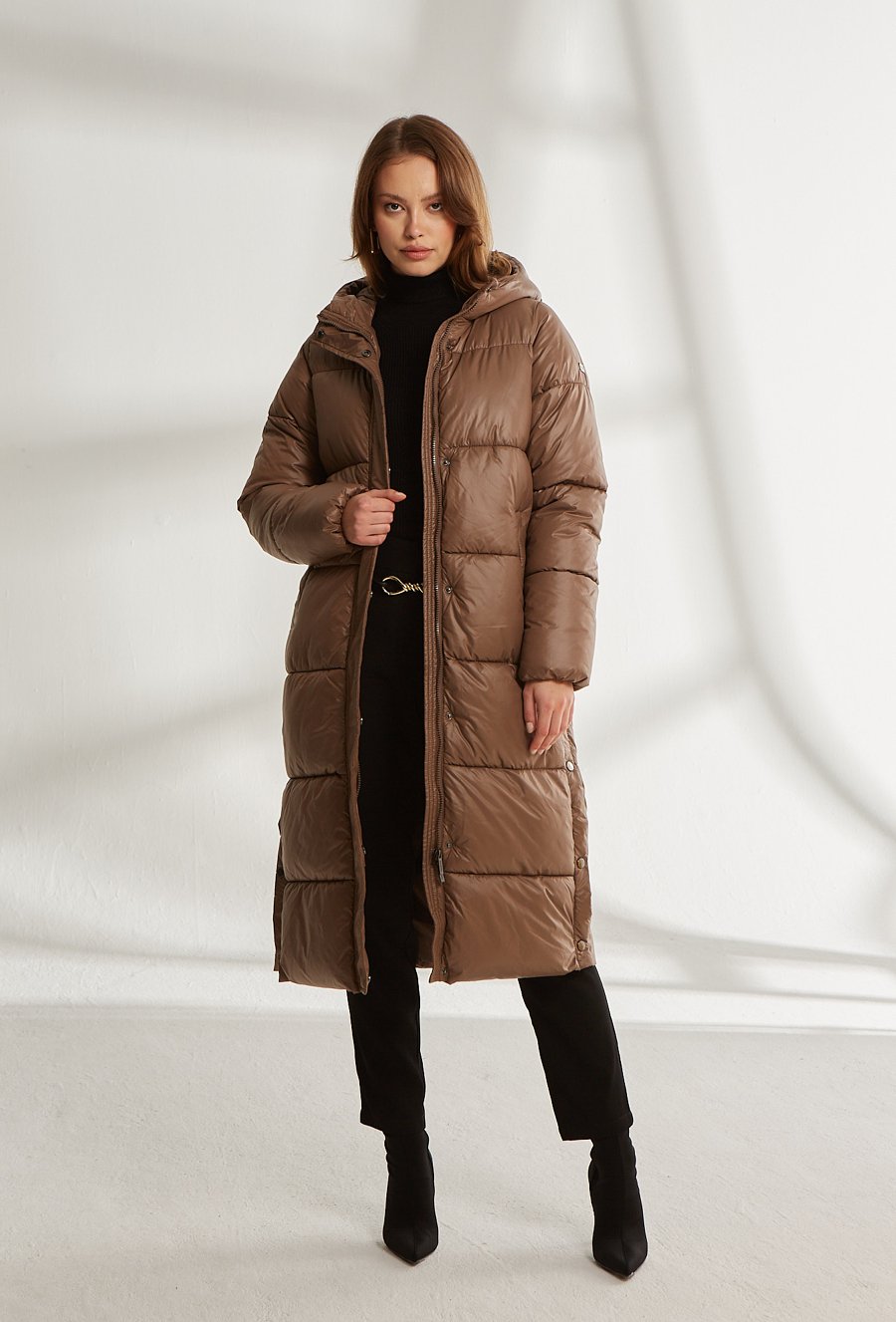 Długi pikowany płaszcz z kapturem