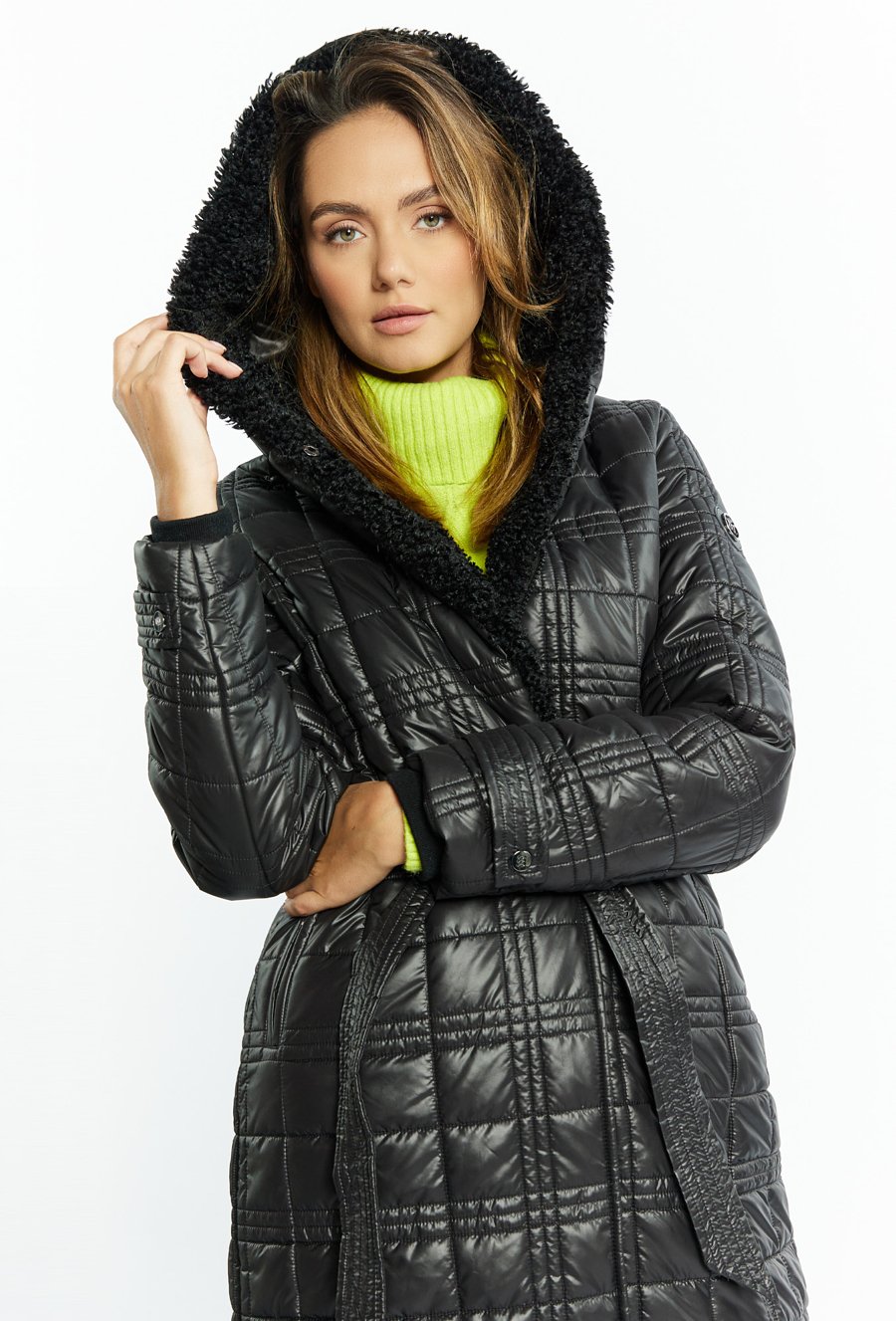 Pikowany płaszcz damski z kapturem