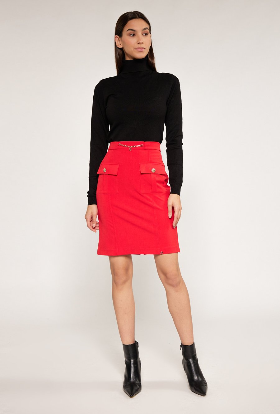 Sp&oacute;dnica z ozdobną aplikacją