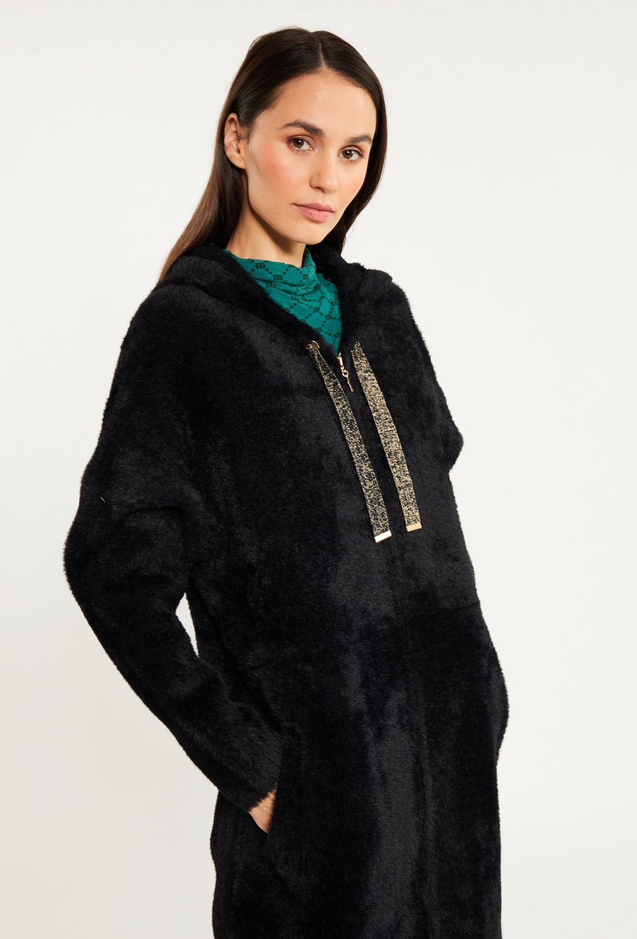 Długi płaszcz z kapturem