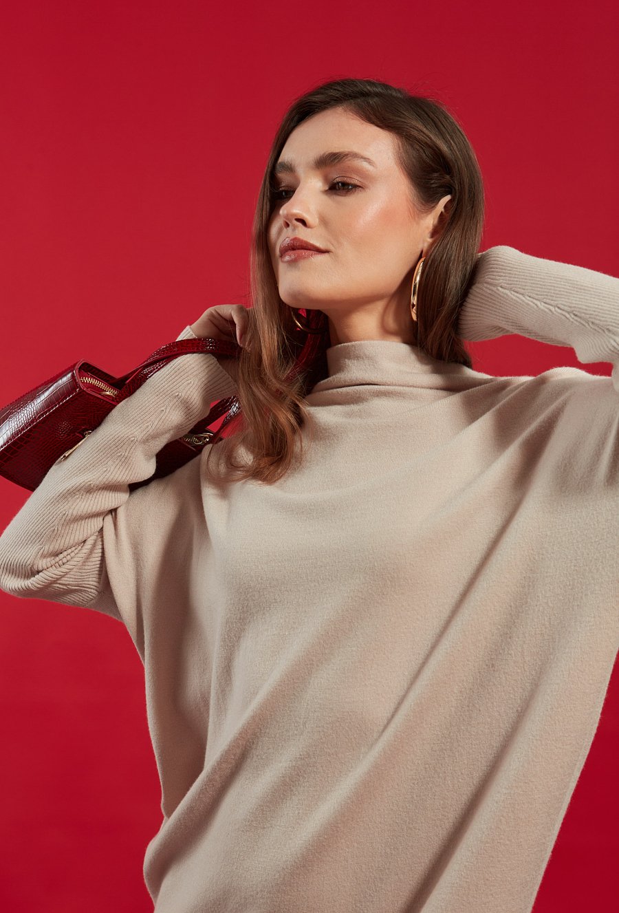 Dzianinowa sukienka z szerokim golfem