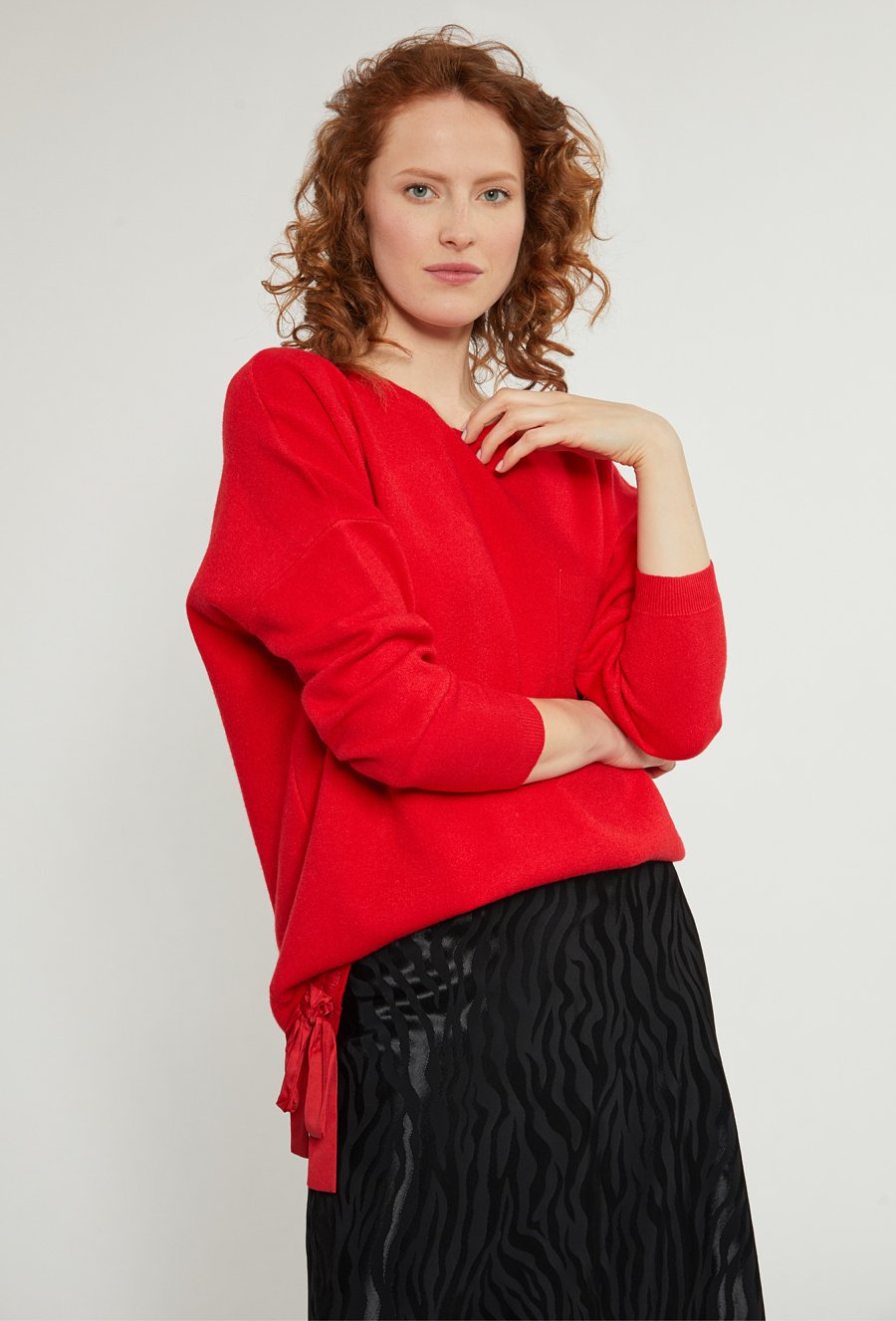 Sweter damski z ozdobnym wiązaniem