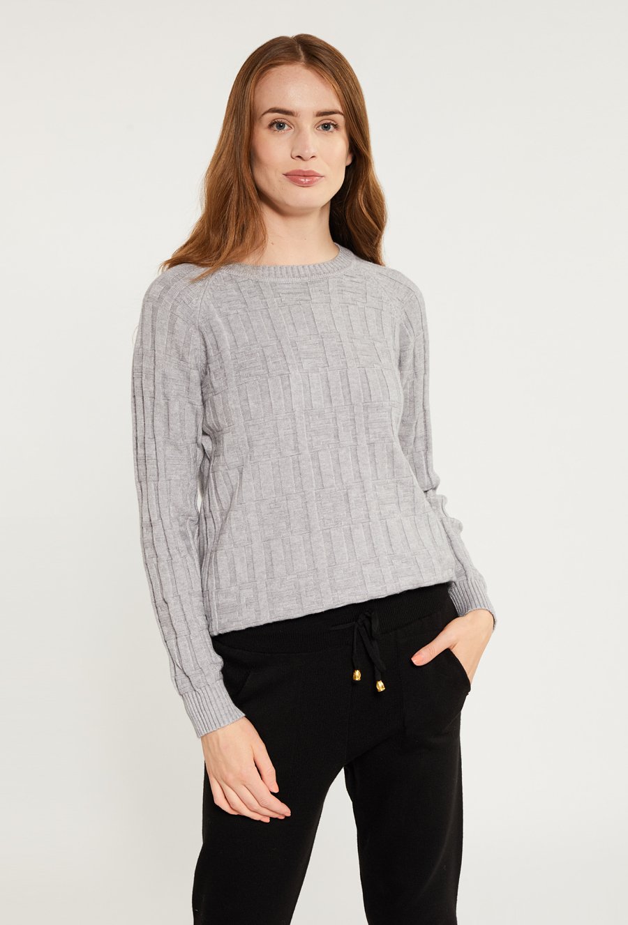 Sweter damski w pleciony wz&oacute;r